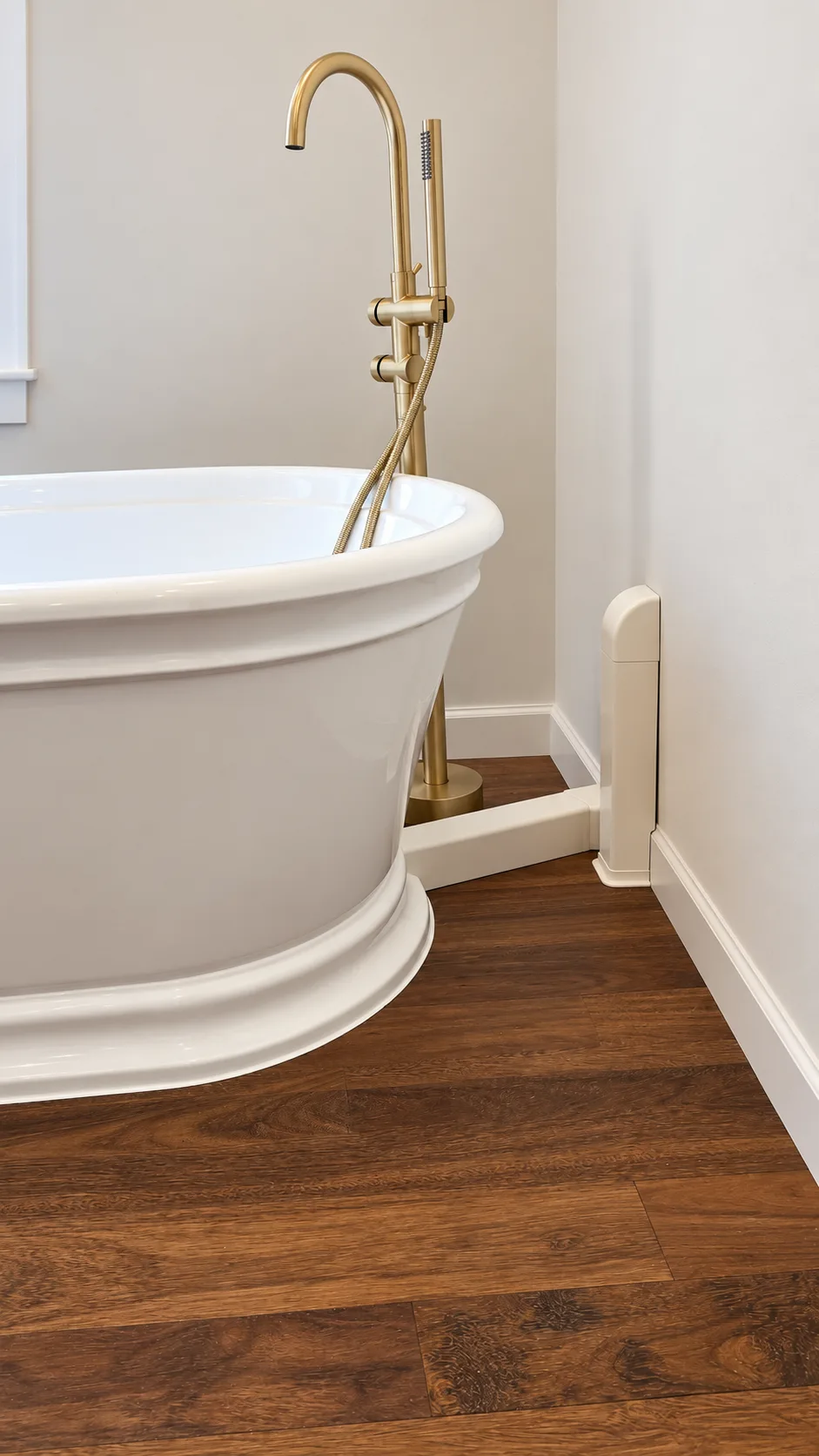 Baignoire îlot et robinetterie sur pied dans une salle de bains