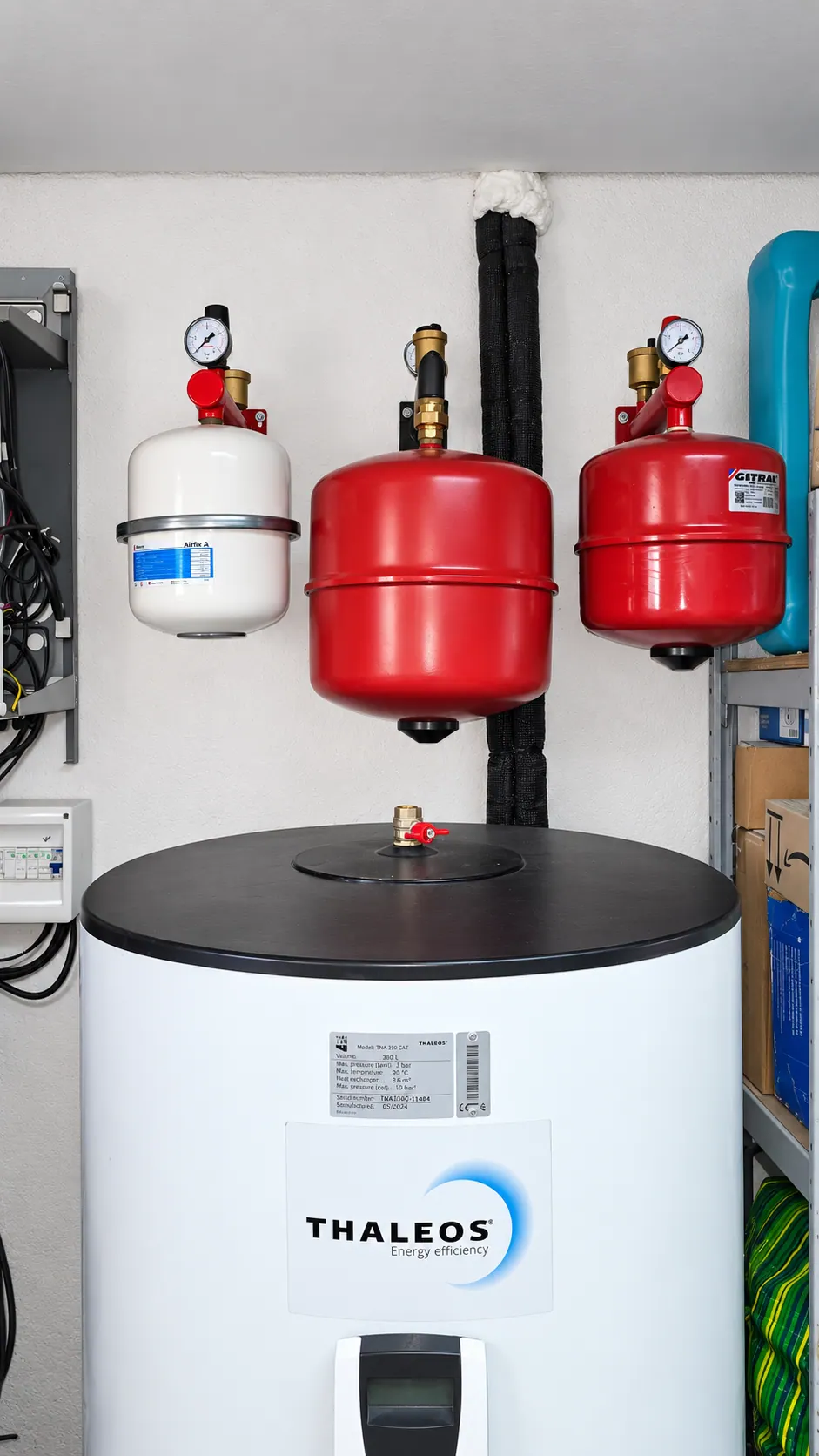 Ballon d’eau chaude et vases d’expansion dans un local technique