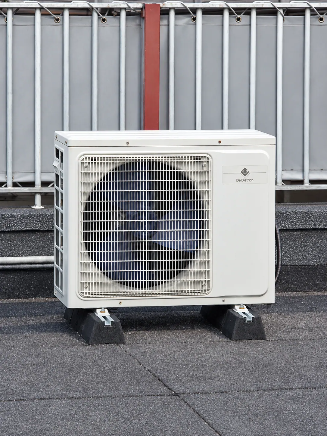 Groupe extérieur de climatisation sur plots, en toiture-terrasse