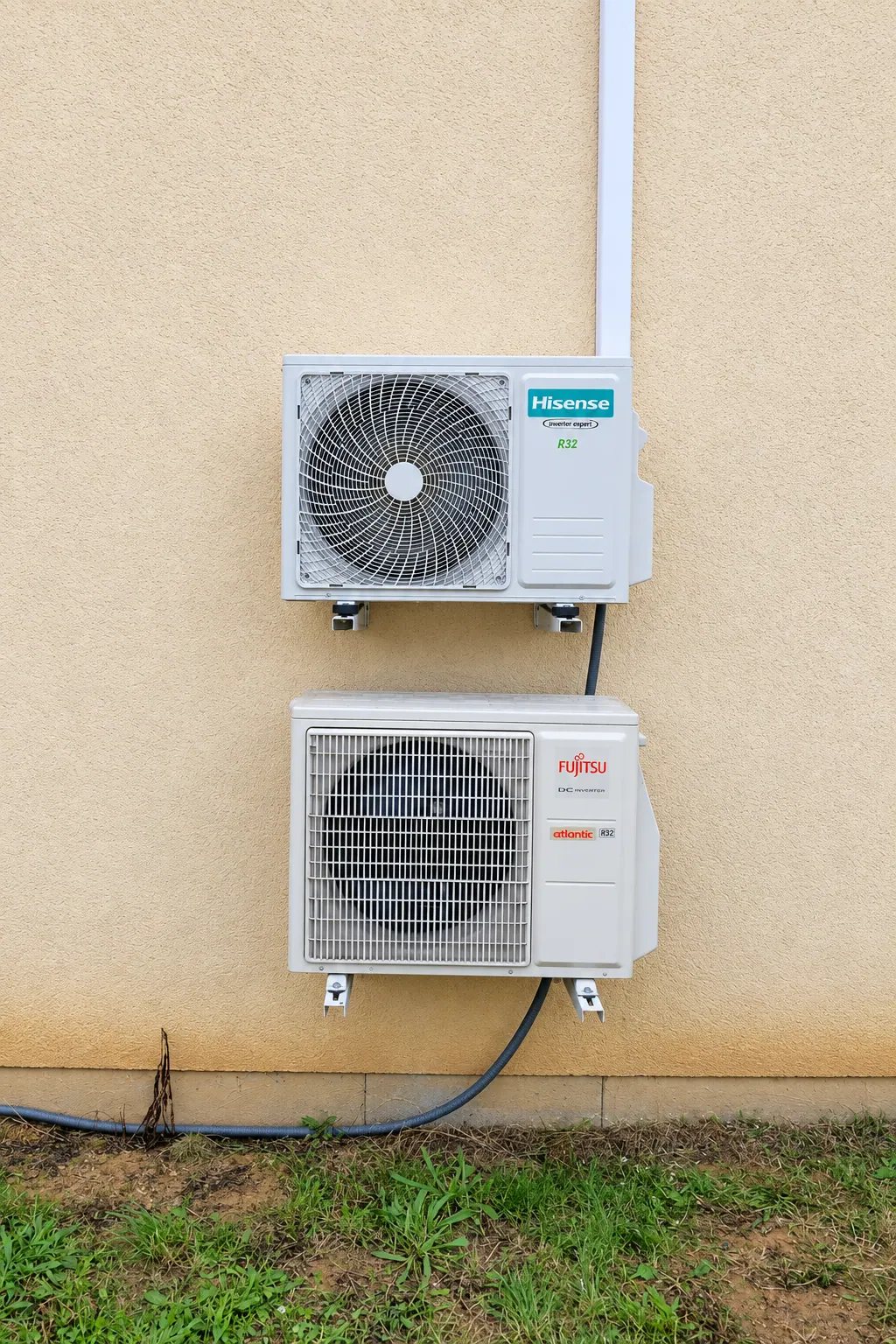 Deux groupes extérieurs de climatisation fixés en façade
