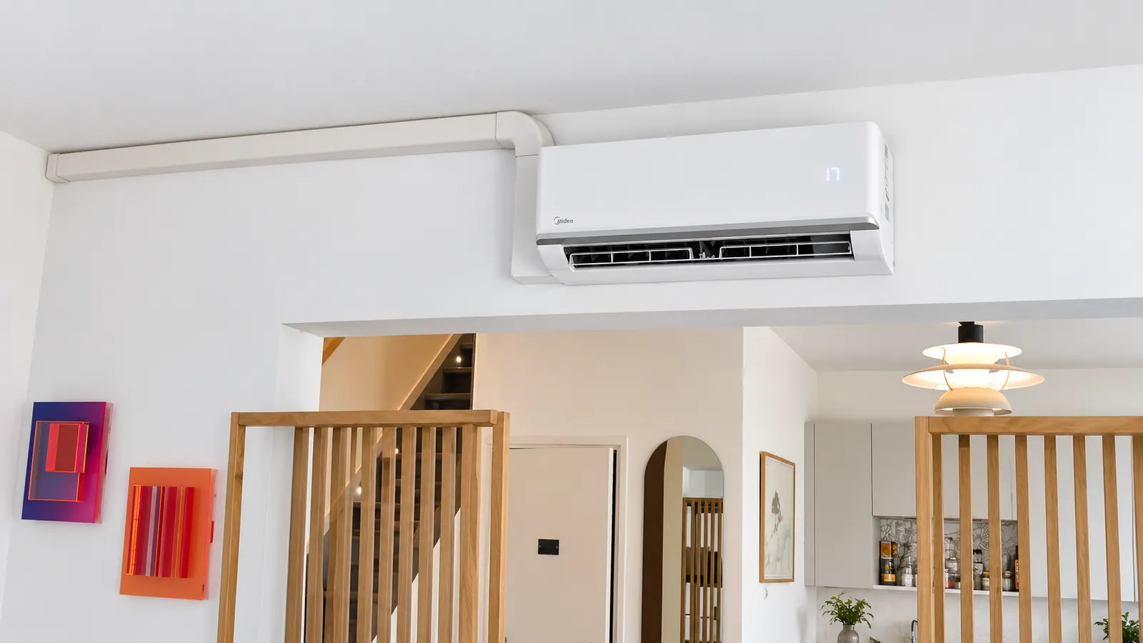 Climatiseur mural installé dans un séjour, liaisons sous goulotte