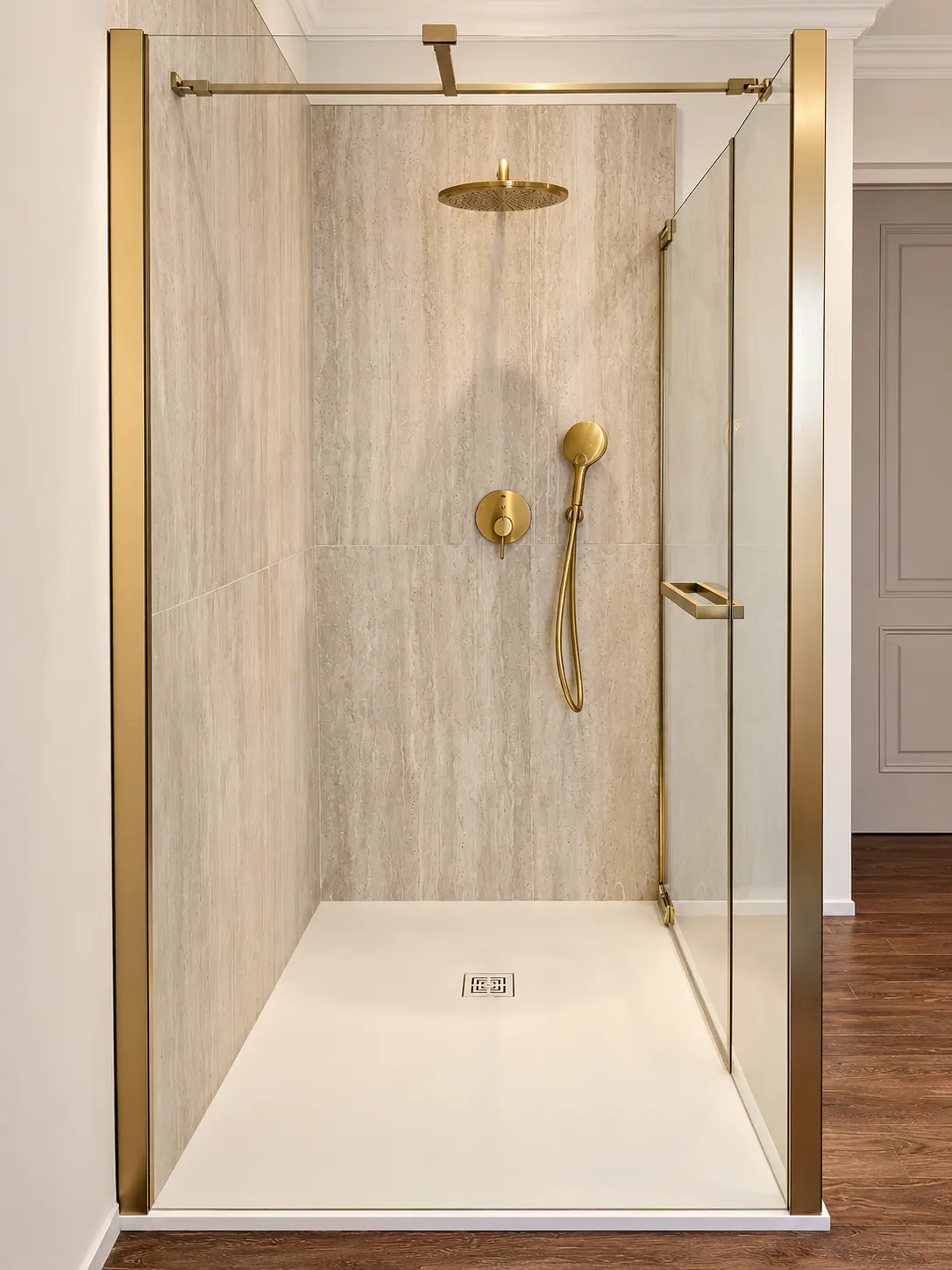 Douche avec paroi et robinetterie dorées, receveur extra-plat