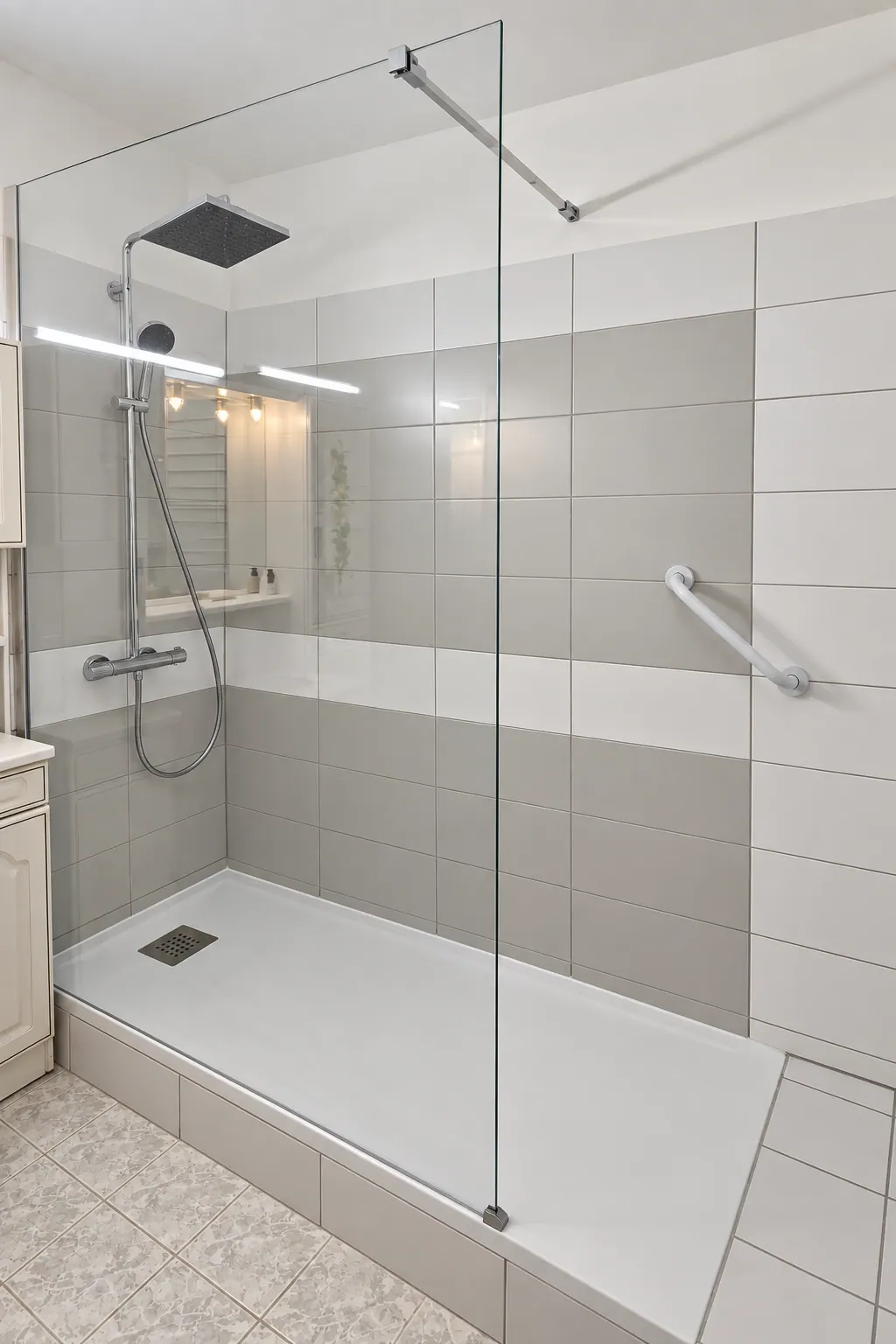 La même salle de bains terminée : douche à l’italienne et paroi vitrée