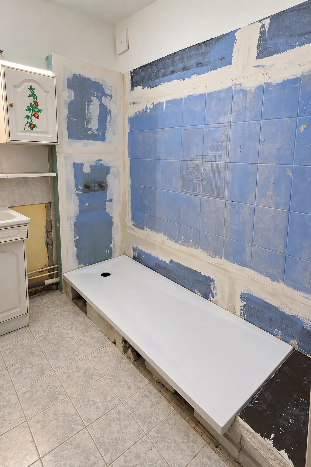 Rénovation de salle de bains : receveur de douche posé, avant carrelage