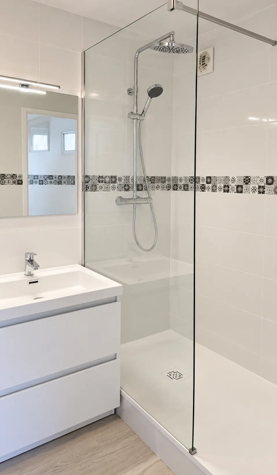 Douche et meuble vasque, frise de carreaux décoratifs